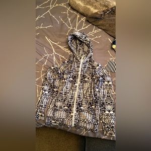 Size 6 Lulu Lemon scuba hoodie.